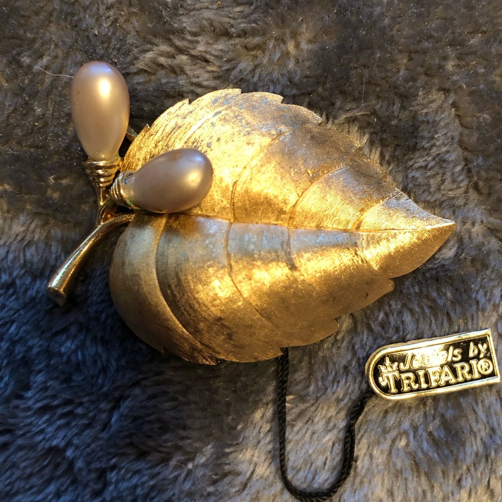 Vintage Trifari Leaf Pin